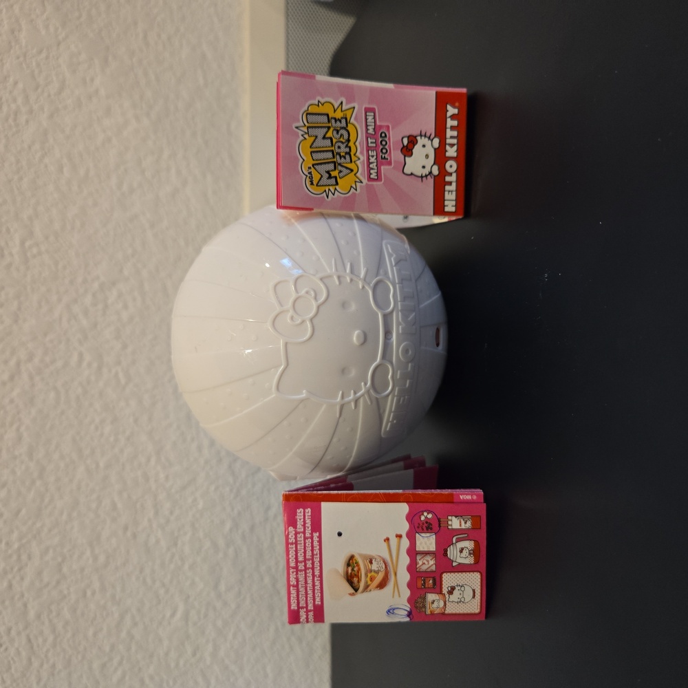 MGA's Mini Verse Make It Mini Food Hello Kitty - Instant Spicy Noodle Soup-Ramen